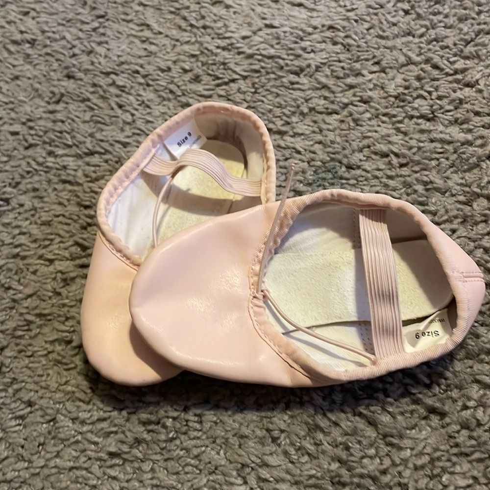 Toddler girls pink ballet slipper shoes, size 9c, (7C FIT)
